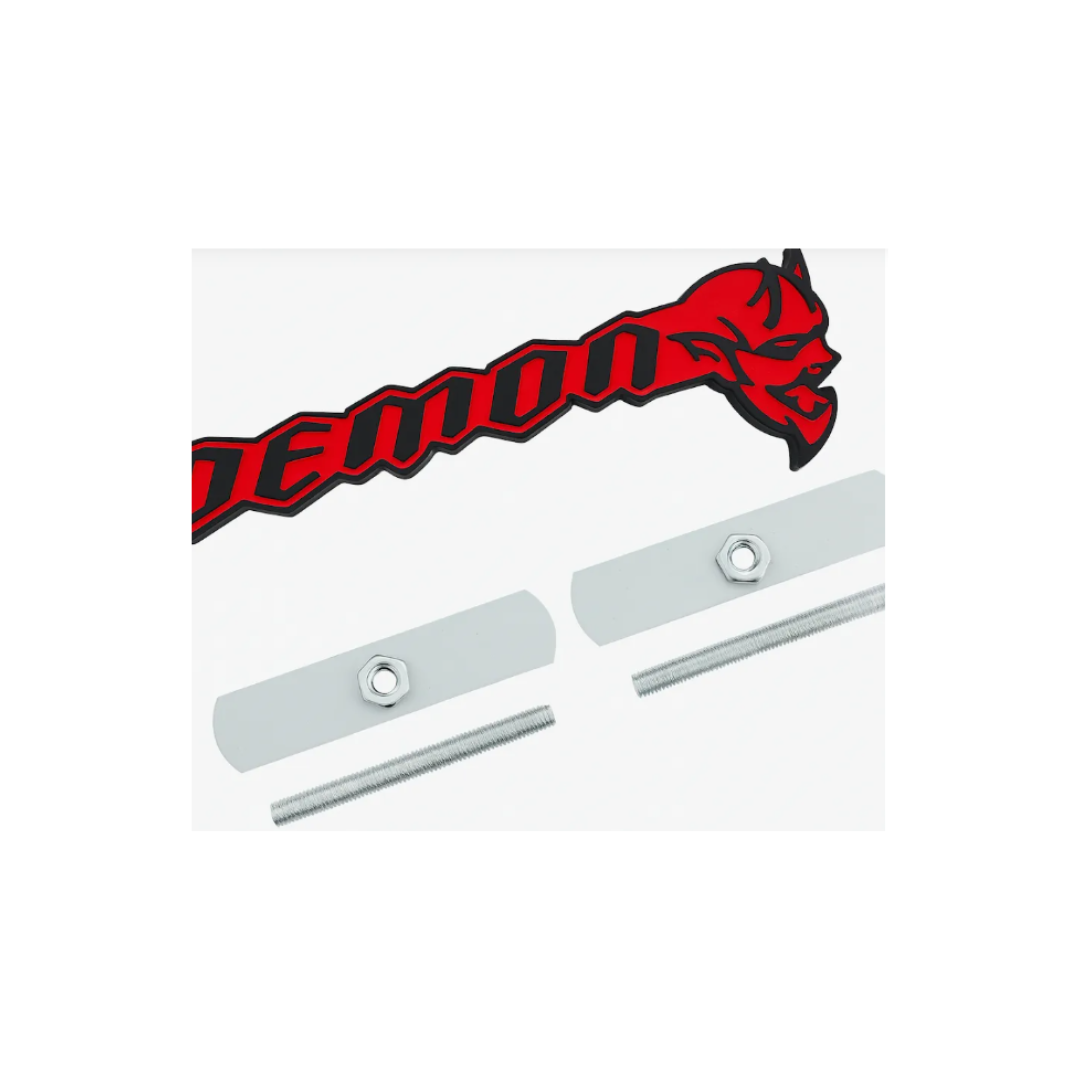EMBLEMA PARRILLA CON TORNILLO DODGE CHALLENGER SRT DEMON ROJO/NEGRO